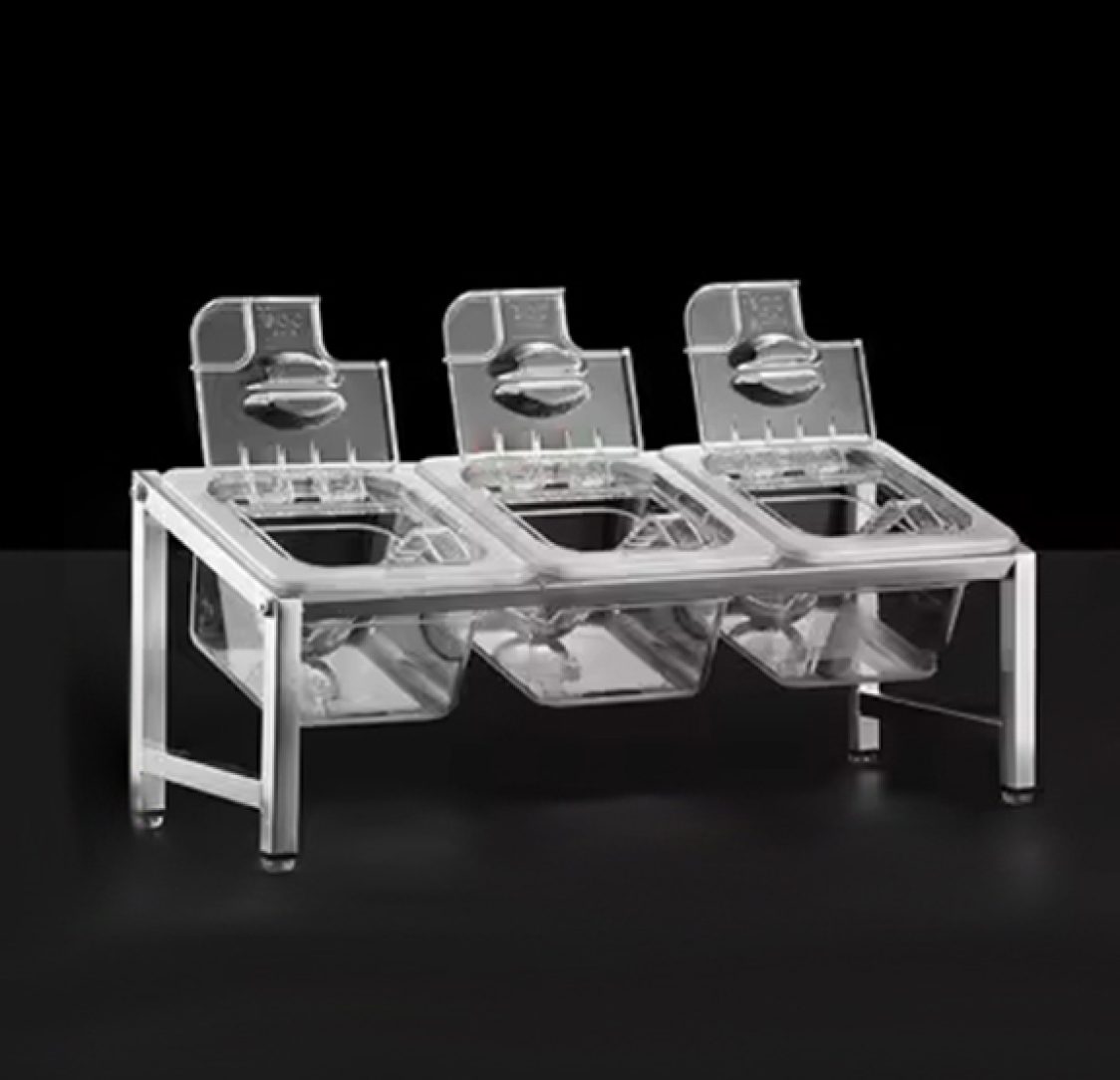 Estante inclinada para 3 recipientes plásticos transparentes 10cm altura com tampa e colheres